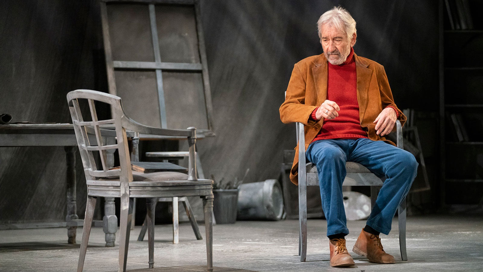 Señora de rojo sobre fondo gris. El nítid retrat de la pèrdua