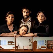 Èrem tres germanes. Atrapades a la virtualitat d’una casa de nines